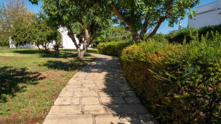 giardino con vilaettto pavimentato 900x630