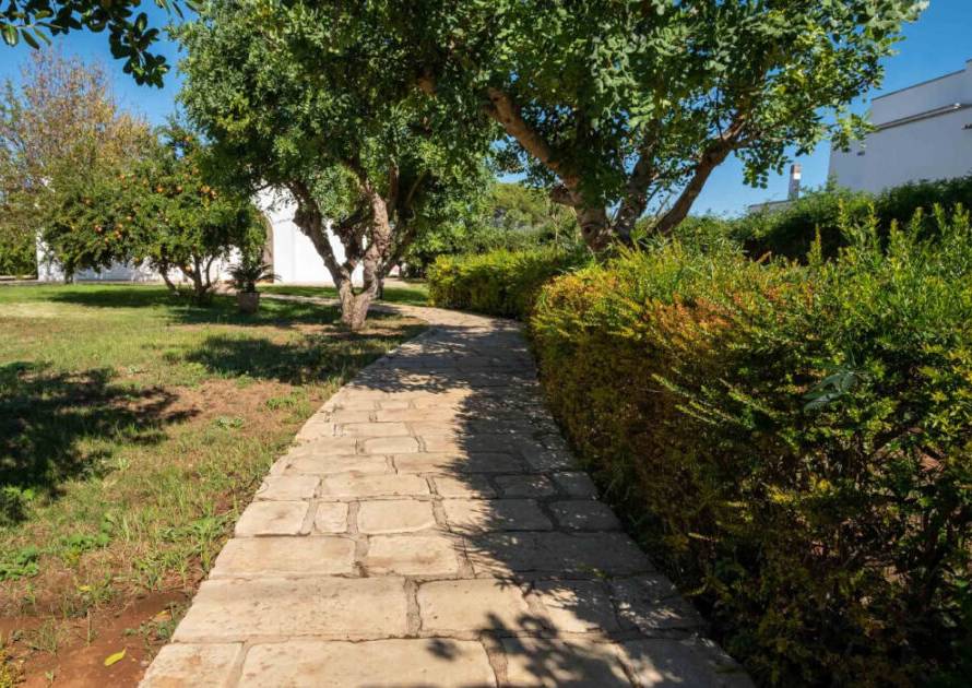 giardino con vilaettto pavimentato 900x630