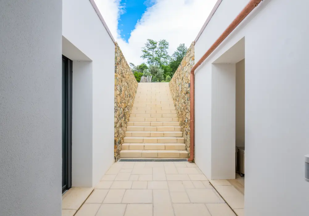 Pietra Primiceri pietra ricostruita stile moderno scala esterna villa gobbi pastorino