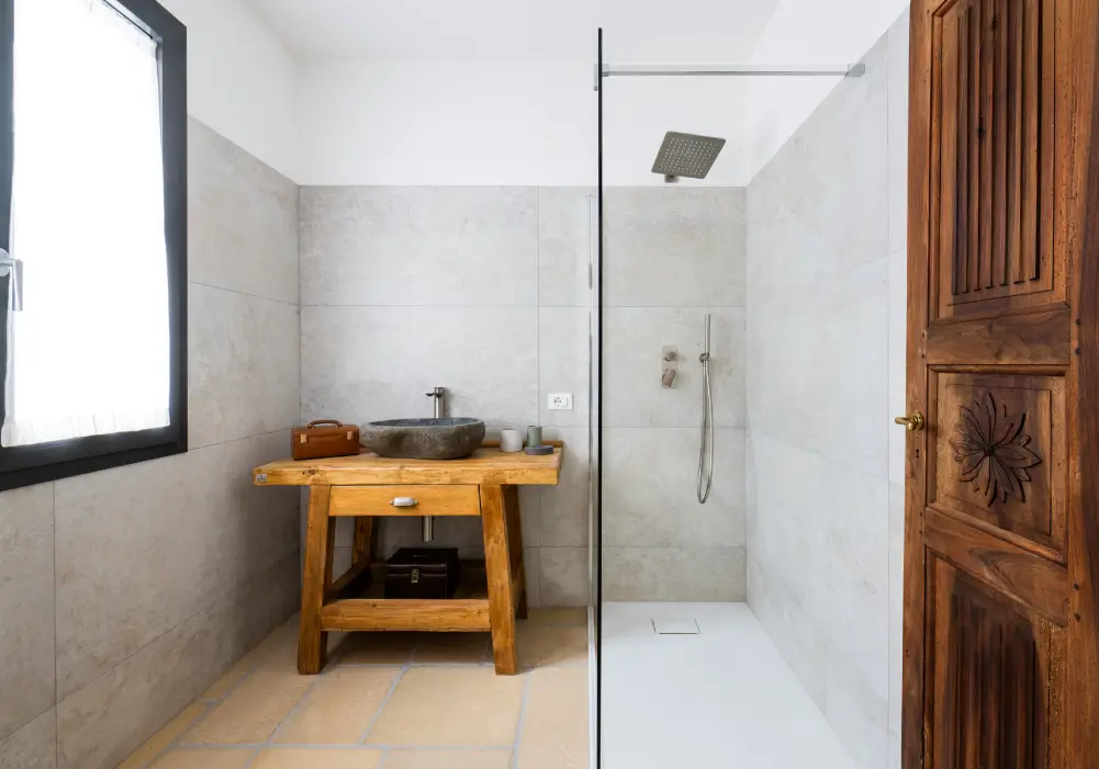 Pietra Primiceri pietra ricostruita pavimento moderno interno bagno villa gobbi pastorino