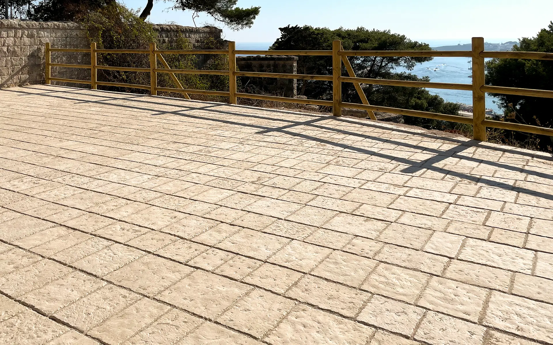 Pavimentazione Aia Antica Primiceri in uno spazio esterno panoramico