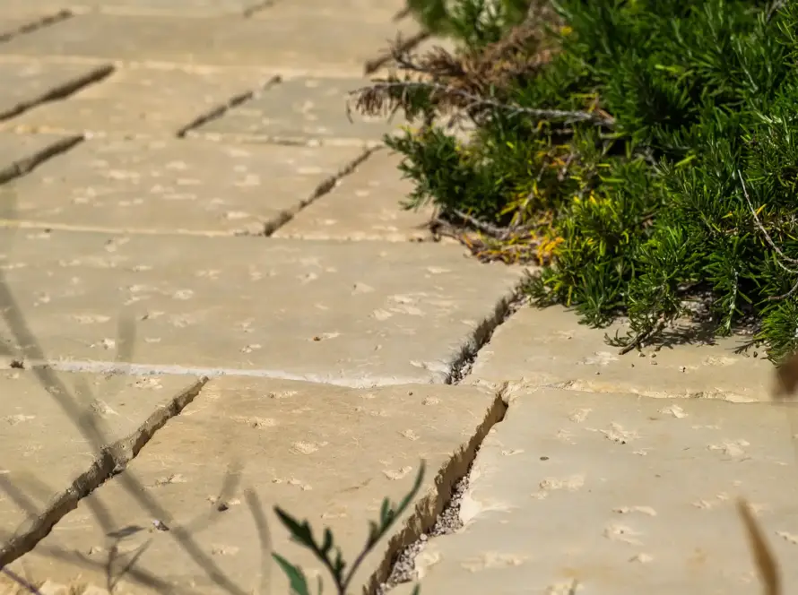 Dettaglio di una pavimentazione drenante in pietra ricostruita Primiceri posata a secco