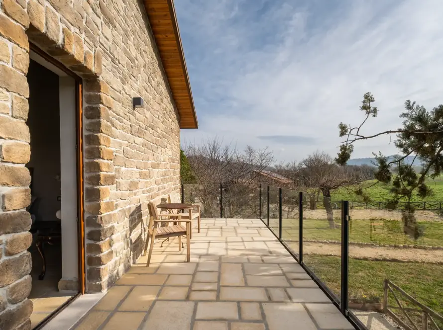 rivestimenti e pavimenti esterni in autunno -pietra primiceri