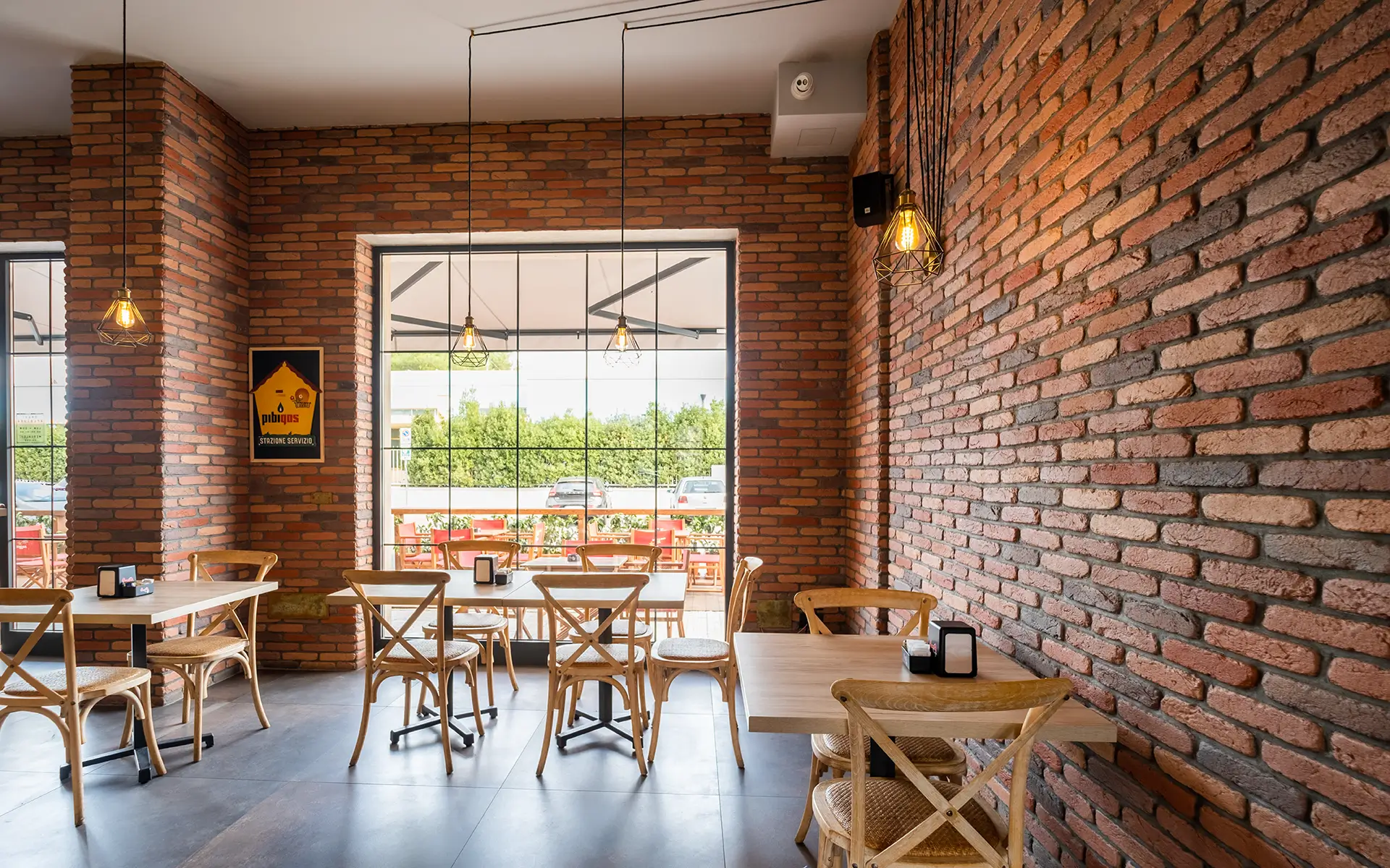 Ambiente di Bar Cavour a Maglie con rivestimento Listello e stile industriale