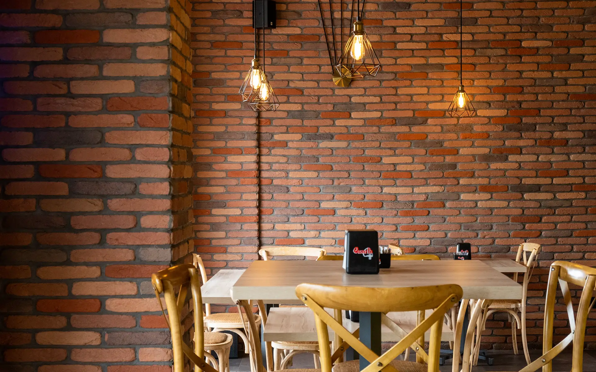 Interni di Bar Cavour a Maglie con rivestimento Listello Primiceri e arredi in legno