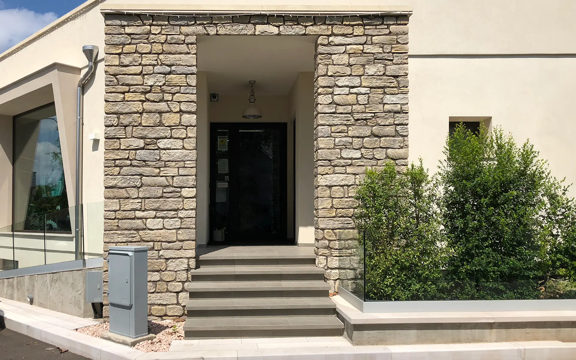 Facciata di un salone di parrucchiere rivestita con Roccia Antica Primiceri